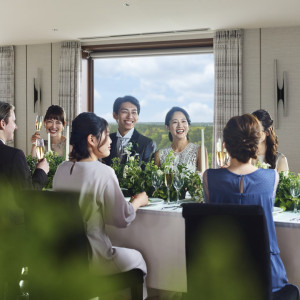 明るい自然光の下で料理もより色鮮やかに。おのずと会話も生まれ、アットホームで楽しい時間に。|アートホテル成田の写真(50846314)