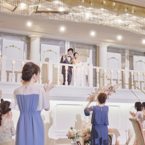 会場内のバルコニーから登場したふたりにゲストの歓声が。主役オーラ溢れるワンシーン。|ART HOTEL NARITA(アートホテル成田)の写真(55428033)