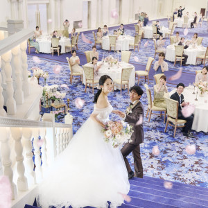 彼のエスコートで登場する姿はプリンセスそのもの。こだわりのドレス姿をお披露目。|ART HOTEL NARITA(アートホテル成田)の写真(55427989)