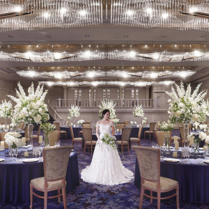 大空間に映える背が高い装花、深みのあるロイヤルブルーに落ちる陰影がドラマティック。|ART HOTEL NARITA(アートホテル成田)の写真(55427994)