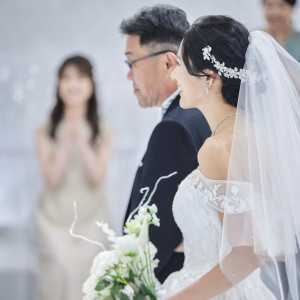 ドレスやアクセサリーなどを身に纏い、大好きなゲストに見守られながら幸せのひとときを感じて。|アートホテル成田の写真(50960490)