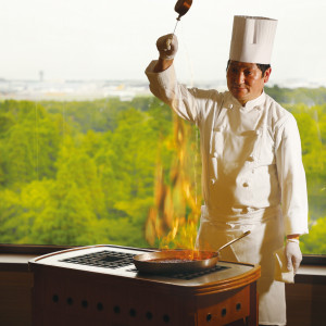 お料理の演出、”フランベサービス”。会場内でデザートのソースを仕上げます。幻想的な炎の光で会場も華やかに。|アートホテル成田の写真(52481248)