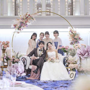おふたりを囲んでの撮影タイム。メインソファの世界観がおふたりらしさを演出します。|アートホテル成田の写真(50846192)