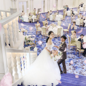 彼のエスコートで登場する姿はプリンセスそのもの。こだわりのドレス姿をお披露目。|アートホテル成田の写真(50873281)