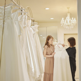 館内には専属衣裳サロンのフェリーチェヴィータが。会場も旬の衣裳も熟知した頼れる存在。