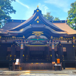 香取神宮では、国宝の本殿で日本古来の伝統美に包まれ、厳かに行われる「神前結婚式」が叶います