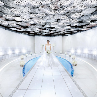 クリアに煌めく白のチャペル。透明感がモダンな建築美を一層輝かせます。