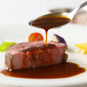 出来立ての料理を食べてもらえるよう厨房は会場近くにあり、温かいものは温かいままに提供できる