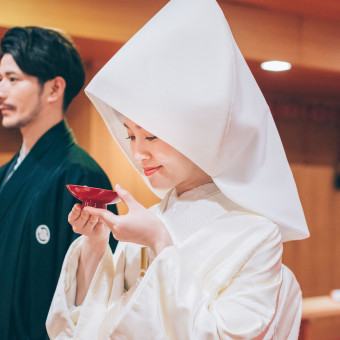 月明りのような仄かな光が灯る祭壇。ここで行う儀式の一つひとつを神々しく美しく魅せます。