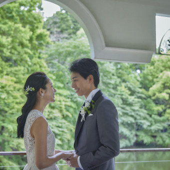挙式の間も木立のざわめきや小鳥が立てる水音を身近に感じて。癒される時間となります。