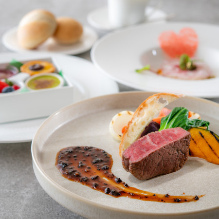 ゲストをおもてなしする最大のポイント「料理」。北海道産の蟹や帆立を使用した贅沢な前菜から、トリュフ香る国産牛フィレ肉など人気の料理をフェアで体験して。