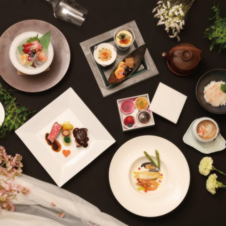 和食の繊細さ、フレンチの華やかさ、中華の多彩さを堪能できる特別コースが好評です。それぞれの味を極めた各コース料理もご用意しています。