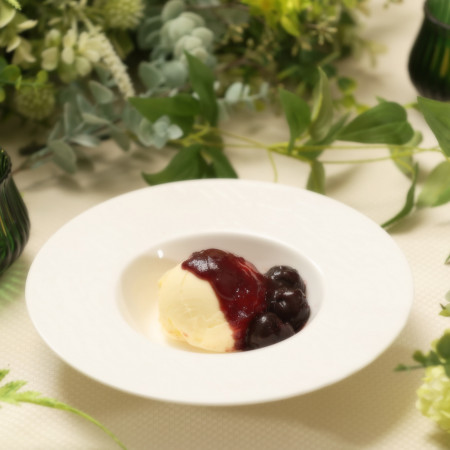 ”フランベ”で仕上げた極上デザート。冷たいアイスに温かいソースで大人の味をお楽しみいただけます。