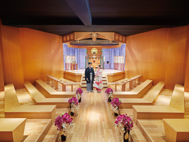 月光のように神々しい光に導かれる伝統とモダンが交錯する神殿