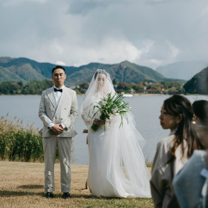 湖畔の光が、ふたりをより美しく包み込む。|wedding norm.の写真(49039156)