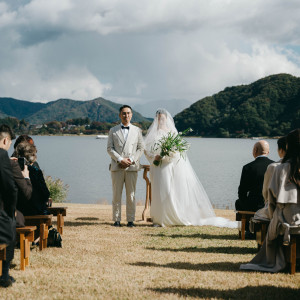 風に包まれた、心ほどける湖畔セレモニー。|wedding norm.の写真(49039139)
