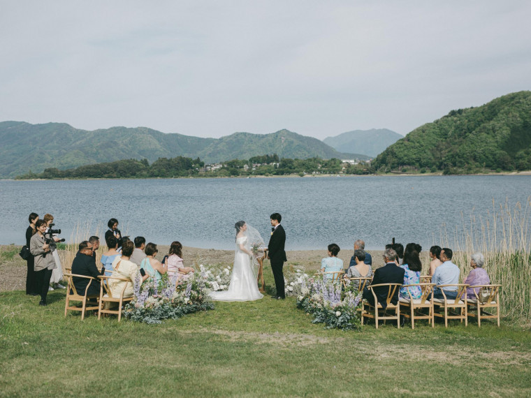 湖畔のガーデンで誓う、静かに美しいウエディング