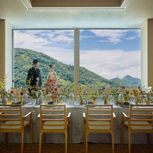 リニューアルした会場は、窓から見える情景になじむよう白木を中心とした風合い。洋装和装どちらもよく映えます。|長良川清流ホテルの写真(35418500)