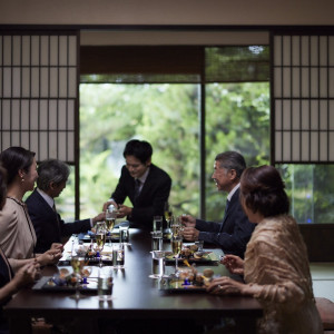 ご両家の親睦が深まるひととき。掘りごたつなので高齢の親御様でもご安心いただけます。|長良川清流ホテルの写真(24754502)