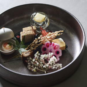お料理の第一印象を決める、前菜。和食をベースにこの土地らしさとハレの日にふさわしい華やかさを加えました。|長良川清流ホテルの写真(24753924)
