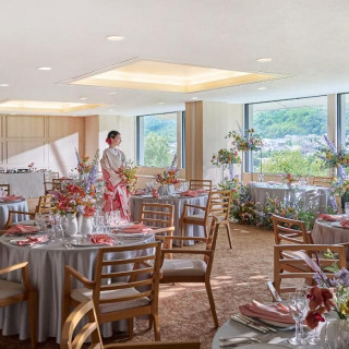 当館の結婚式の約半数は少人数婚。経験豊富なプランナーが、格式と温もりを両立した一日をご提案します。