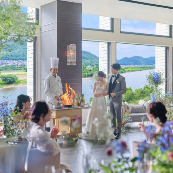 シェフによるフランベ演出で、ゲストと一緒に盛り上がる特別なひとときを。