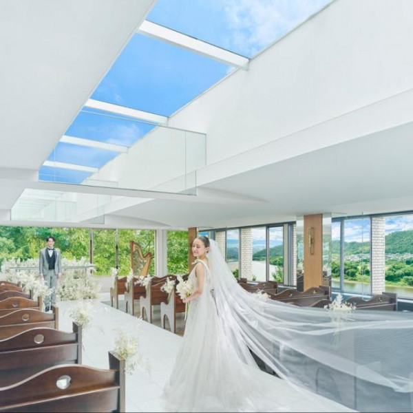 ヴェールが透ける光が輝く、天空に浮かぶチャペル。