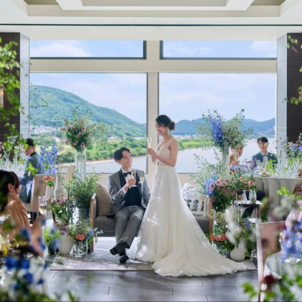 長良川と金華山を望む、開放感あふれる披露宴空間。