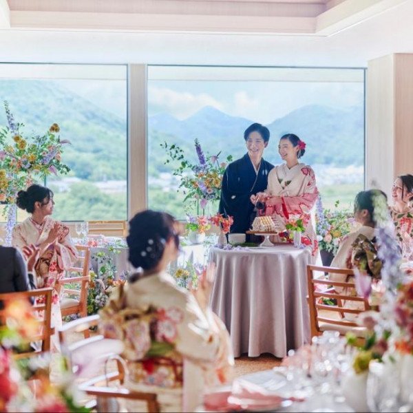 紅葉に映える和装で、季節感あふれる美しい結婚式を。