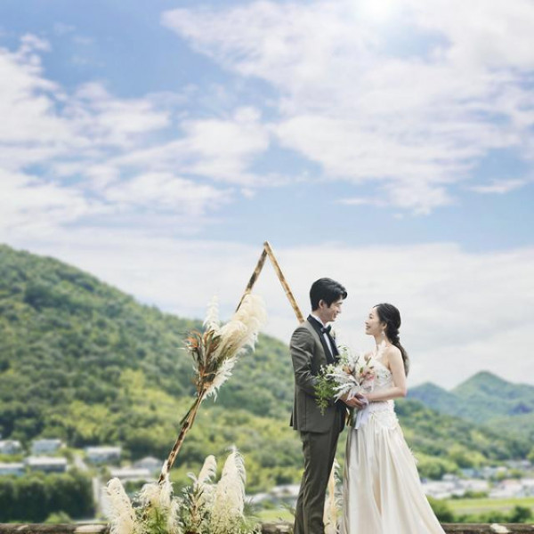 長良川沿いのロケーション撮影。緑豊かな岐阜の山々と自然光に煌めく川面や青空のコントラストを感じて