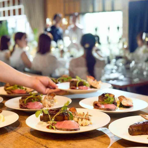 オープンキッチンからは出来立てのお料理をご用意