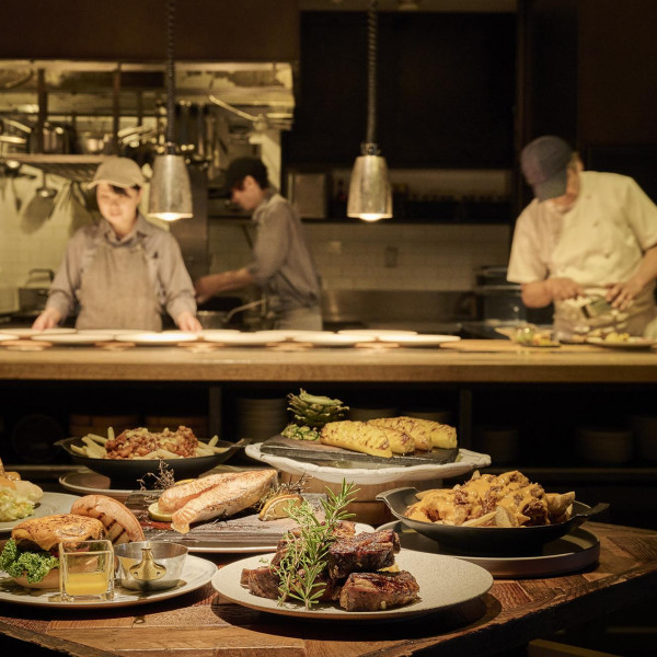 オープンキッチンからは出来立てのお料理をご用意