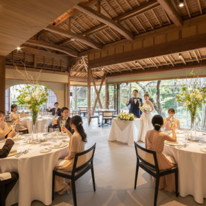 歴史ある建物を改装したWatahan。柱や梁は当時のまま。木のぬくもりと現代デザインが融合したメインホールで親しい方々のおもてなしを。|イノベーティブ・フレンチ ワタハン by Furuyu Onsen ONCRIの写真(55328851)