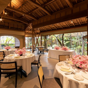 ウェディングドレスやカラードレスの形、色、雰囲気に合わせて専属のフラワーコーディネーターがご提案いたします。|イノベーティブ・フレンチ ワタハン by Furuyu Onsen ONCRIの写真(55329124)