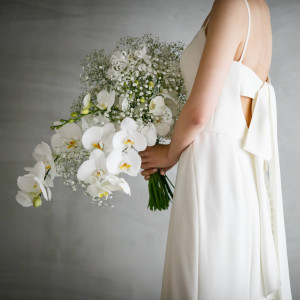 ウェディングドレスやカラードレスの形、色、雰囲気に合わせて専属のフラワーコーディネーターがご提案いたします。|イノベーティブ・フレンチ ワタハン by Furuyu Onsen ONCRIの写真(52939174)