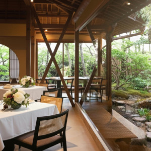 ウェディングドレスやカラードレスの形、色、雰囲気に合わせて専属のフラワーコーディネーターがご提案いたします。|イノベーティブ・フレンチ ワタハン by Furuyu Onsen ONCRIの写真(55247402)