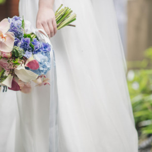 ウェディングドレスやカラードレスの形、色、雰囲気に合わせて専属のフラワーコーディネーターがご提案いたします。|イノベーティブ・フレンチ ワタハン by Furuyu Onsen ONCRIの写真(55988673)