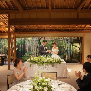 日本庭園を背景に、ゲストに見守られながら行う「人前式」|イノベーティブ・フレンチ ワタハン by Furuyu Onsen ONCRIの写真(57006128)