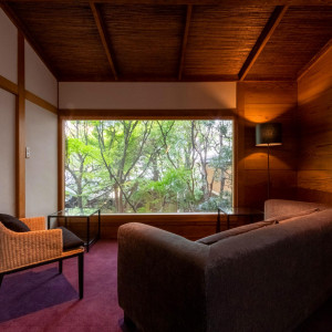 個室から眺める、一幅の絵画のような日本庭園|イノベーティブ・フレンチ ワタハン by Furuyu Onsen ONCRIの写真(55991706)