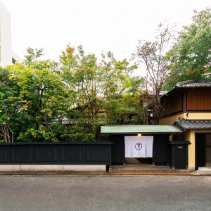 庭園が美しい一軒家を貸しきって、40名様までの会食会や披露宴
