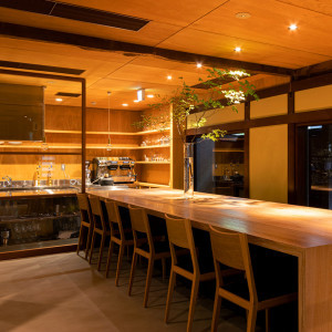 【オープンキッチン】食材が焼ける音、芳醇な香り、そして手際の良い動きは、料理への期待感を高め、五感を刺激するライブパフォーマンスとしてゲストの記憶に残ります|イノベーティブ・フレンチ ワタハン by Furuyu Onsen ONCRIの写真(51951000)