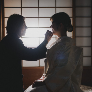 【紅差しの儀】花嫁の身支度の仕上げとして、お母さまに口紅を塗ってもらう儀式。挙式前の母娘水入らずのお時間となったり、挙式入場時などの演出としても。|イノベーティブ・フレンチ ワタハン by Furuyu Onsen ONCRIの写真(52037064)