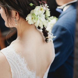 日本庭園の緑や、季節の花々をモチーフにしたシンプルな生花やヘッドアクセサリーが良く映えます。|イノベーティブ・フレンチ ワタハン by Furuyu Onsen ONCRIの写真(55988491)