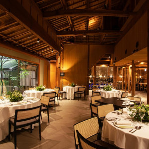 歴史ある建物を改装したWatahan。柱や梁は当時のまま。木のぬくもりと現代デザインが融合したメインホールで親しい方々のおもてなしを。|イノベーティブ・フレンチ ワタハン by Furuyu Onsen ONCRIの写真(55311873)