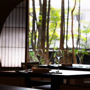 おふたりの門出を、美食と共に日本の美しい自然の移ろいが優雅に彩ります。|イノベーティブ・フレンチ ワタハン by Furuyu Onsen ONCRIの写真(51950991)