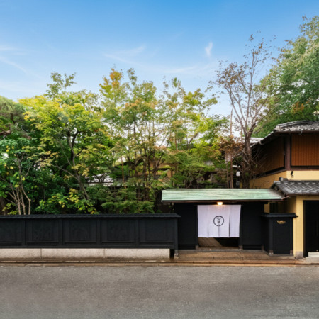 暖簾は、入り口を彩るだけでなく、日本の文化や美意識を感じさせてくれる、奥深いアイテムです。おふたりのデザインされた暖簾を掛けることも可能です。