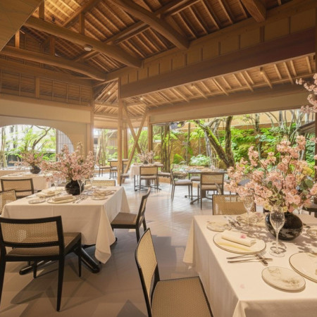 メインホールからは、春の桜、夏の青々とした緑、秋の紅葉、冬の雪景色といった四季折々の自然が、まるで一枚の絵のように楽しめます。