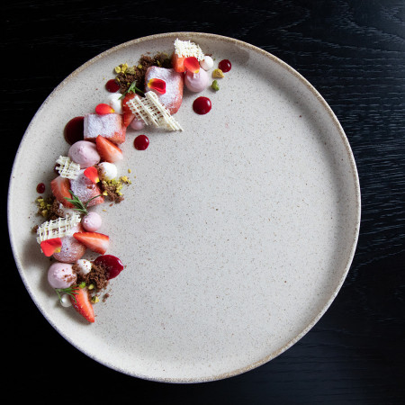 余白の美しさを活かした盛り付けと、鮮やかで絵画のような一皿。目でお楽しみいただいた後は、厳選した食材を活かした味付けに舌鼓。