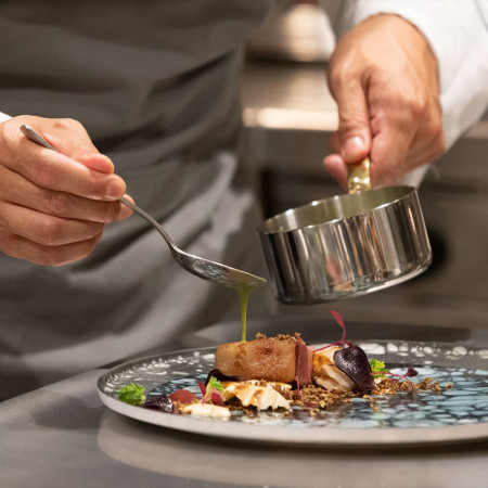 シェフとソムリエが、新たな発想を織り交ぜ、お二人の想いをゲストに届けるお手伝いをいたします。