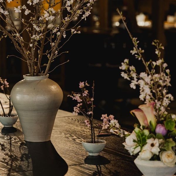 季節の花々、衣裳のデザイン、テーマカラー、おふたりの雰囲気に合わせて専属のフラワーコーディネーターがご提案いたします|イノベーティブ・フレンチ ワタハン by Furuyu Onsen ONCRIの写真(59116987)